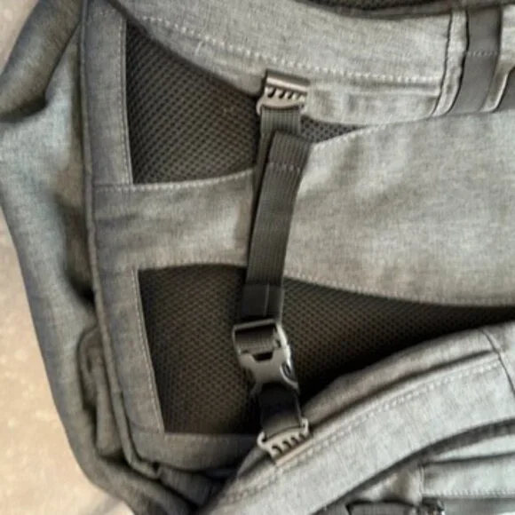 Oakley Gray Enduro 25L Backpack – Multi-Compartment Tech / Travel Bag - Picture 16 of 16